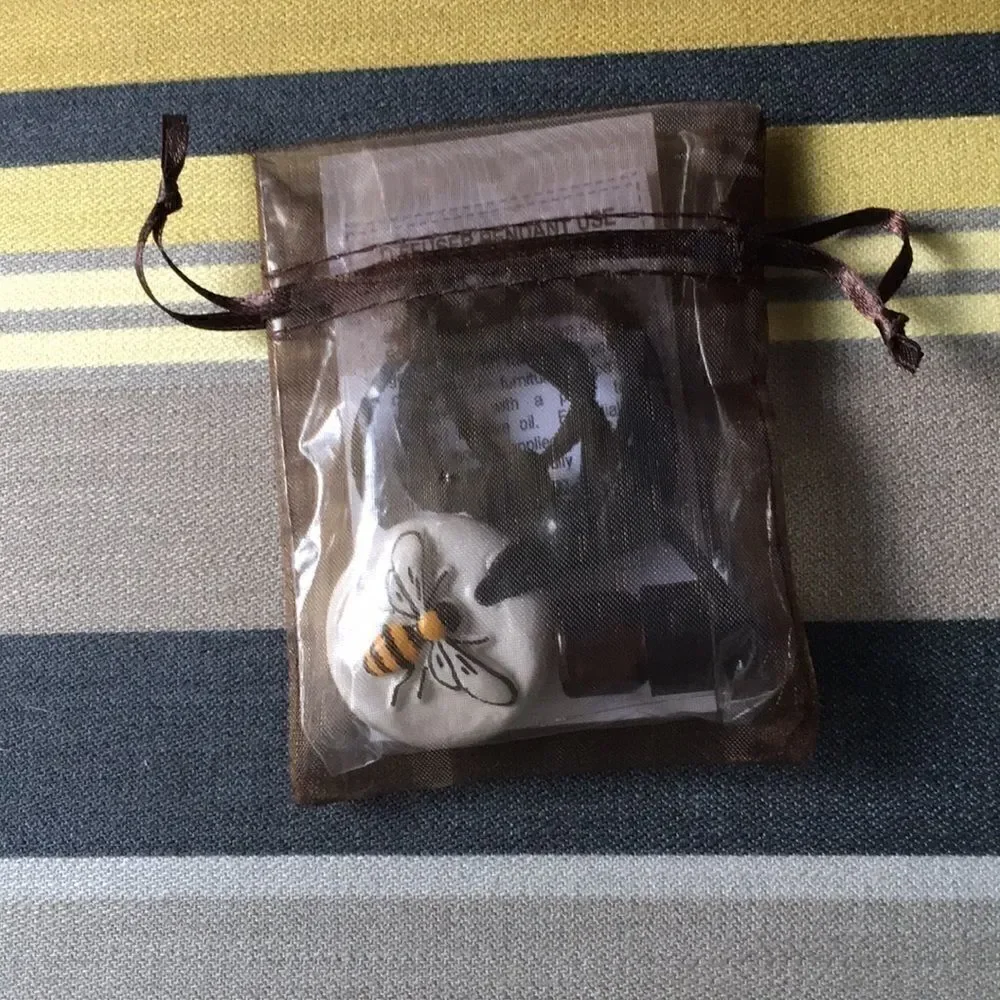 Hand made Bumble Bee pendant with essential oil - Picture 6 of 6